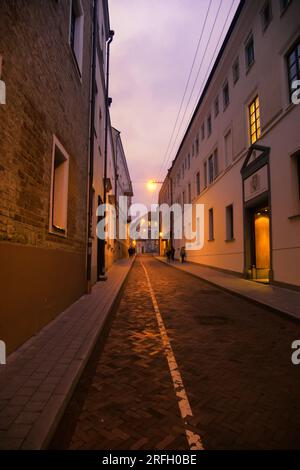 Litauen, Vilnius - 5. September 2017: Hauptstadt Litauens. Nachtsicht auf die Altstadt und die engen Gassen der mittelalterlichen Festung Stockfoto