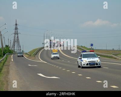 Russland, Maikop - 4. Juni 2019: Autobahnkreuz und Auto der russischen Staatlichen Verkehrsinspektion Stockfoto