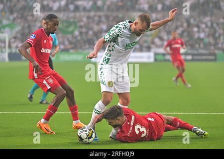 Stockholm, Schweden. 03. Aug. 2023. STOCKHOLM, SCHWEDEN - AUGUST 3: Mads Fenger von Hammarby kämpft um den Ball mit Joshua Brenet vom FC Twente und Robin Propper vom FC Twente während der zweiten Qualifikationsrunde der UEFA Conference League – Spiel der zweiten Teilstrecke zwischen Hammarby und FC Twente in der Stockholm Arena am 3. August; 2023 in Stockholm, Schweden (Foto von Pelle T Nilsson/BSR Agency) Kredit: BSR Agency/Alamy Live News Stockfoto