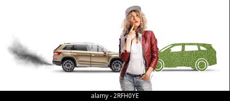 Junge Frau, die vor einem Fahrzeug denkt, das die Luft verschmutzt, und ein grüner elektrischer SUV, isoliert auf weißem Hintergrund Stockfoto