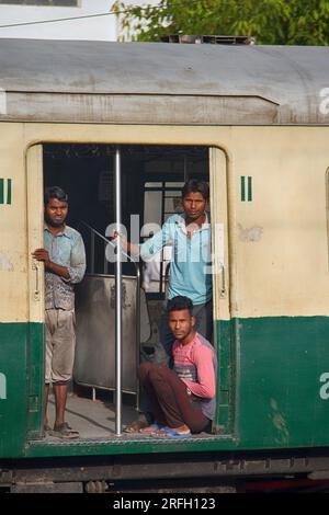 Indien, Neu-Delhi - 26. März 2018: Indian Railways. Bahnhöfe, Züge, Bahnsteige und Fahrgäste Stockfoto