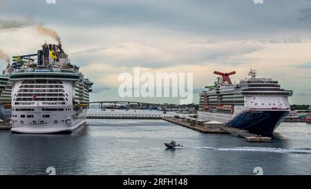 Kreuzfahrtschiffe am Hafen von Nassau, Bahamas Stockfoto
