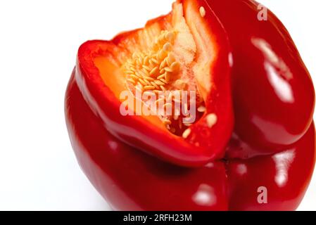 Geschnittene rote Paprika auf weißem Hintergrund Stockfoto