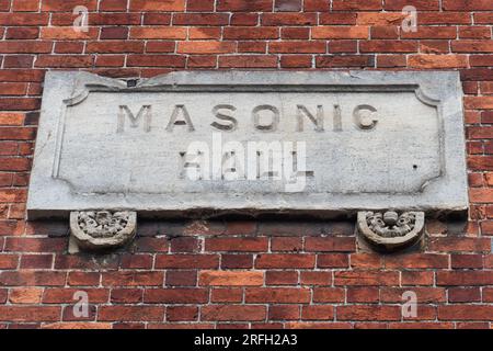 Masonic Hall-Schild mit Steintafel an der Wand, England, Großbritannien. Freimaurer-Treffpunkt, Freimaurer, Freimaurer Stockfoto