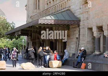 Metz, Frankreich - 20. September 2017: Altes Gebäude des Hauptbahnhofs, Hauptbahnhof und Passagiere am Haupteingang Stockfoto