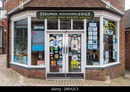 Sound Knowledge Shop, der alte Retro-CDS, Kassetten, Schallplatten verkauft, in Marlborough, Wiltshire, England, Großbritannien Stockfoto