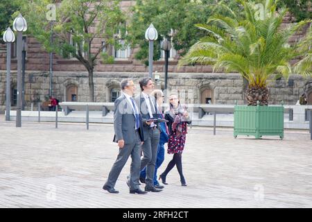 Metz, Frankreich - 20. September 2017: Geschäftsleute, Ausländer (Delegationsleiter, Geschäftspartner), die in Begleitung eines woma durch die Straßen spazieren Stockfoto