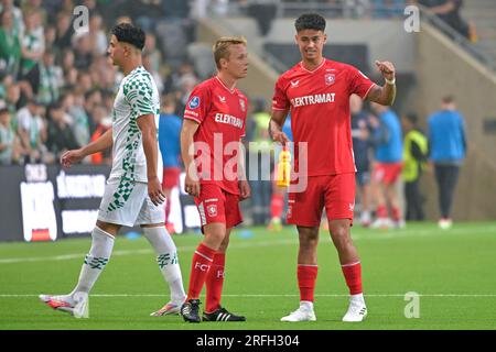 Stockholm, Schweden. 03. Aug. 2023. STOCKHOLM, SCHWEDEN - AUGUST 3: Mathias Kjolo vom FC Twente interagiert mit Mees Hilgers vom FC Twente während der zweiten Qualifikationsrunde der UEFA Conference League – Second-Leg-Match zwischen Hammarby und FC Twente in der Stockholm Arena am 3. August 2023 in Stockholm, Schweden (Foto: Pelle T Nilsson/BSR Agency) Credit: BSR Agency/Alamy Live News Stockfoto