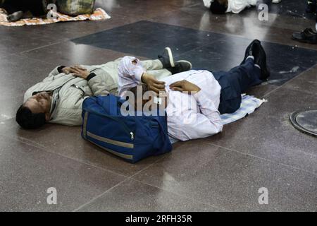 Indien, Neu-Delhi, Hauptbahnhof - 8. März 2018: Passagiere schlafen auf Steinboden der Warterei des Bahnhofs. Die Angewohnheit von Indianern zu schlafen Stockfoto