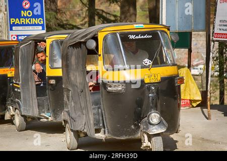 Indien, Monali - 13. März 2018: Taxi-Rikscha wartet auf Passagiere in den Straßen der Stadt Stockfoto