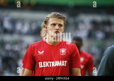 Stockholm, Schweden. 03. Aug. 2023. Twente's Sem Steijn wärmt sich vor der zweiten Qualifikationsrunde auf, dem 2.-Bein-Fußballspiel bei der UEFA Conference Leaguebetween Hammarby IF (SWE) und FC Twente (NED), die am Donnerstag, den 3. August 2023, im Tele2 Arena.in Stockholm, Schweden stattfinden. Foto: MICKAN Palmqvist/TT/code11576 ***SCHWEDEN AUS*** Kredit: TT News Agency/Alamy Live News Stockfoto