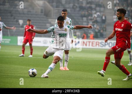 Hammarbys Jusef Erabi geht mit dem Ball an Twentes Robin Pröpper vorbei in der zweiten Qualifikationsrunde, 2.-Bein-Fußballspiel in der UEFA Conference Leaguebetween Hammarby IF (SWE) und FC Twente (NED) auf der Tele2 Arena.in Stockholm, Schweden am Donnerstag, den 3. August 2023. Foto: MICKAN Palmqvist / TT / code11576 ***SCHWEDEN AUS*** Stockfoto