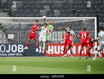 Stockholm, Schweden. 03. Aug. 2023. Der Torwart Lars Unnerstall von Twente sichert sich in der zweiten Qualifikationsrunde einen Torschuss, das 2.-teilige Fußballspiel bei der UEFA Conference Leaguebetween Hammarby IF (SWE) und dem FC Twente (NED) bei der Tele2 Arena.in Stockholm, Schweden, am Donnerstag, den 3. August 2023. Foto: MICKAN Palmqvist/TT/code11576 ***SCHWEDEN AUS*** Kredit: TT News Agency/Alamy Live News Stockfoto