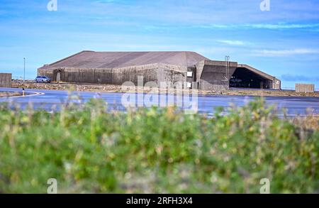 Keflavik, Island. 03. Aug. 2023. Hangar des Eurofighters während der Rapid Viking 2023-Übung in Island. Zum ersten Mal seit über 10 Jahren trainiert die deutsche Luftwaffe wieder mit Kampfflugzeugen auf Island. Der ferne Norden gewinnt geopolitisch immer mehr an Bedeutung. Kredit: Britta Pedersen/dpa/Alamy Live News Stockfoto