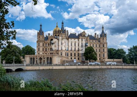 Schwerin, Mecklenburg-Vorpommern, Deutschland, 07 06 2023: Blick über das Wasser vom Schweriner See bis zur Schweriner Burg Stockfoto