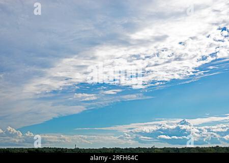 Ein Stück des wunderschönen blauen Himmels mit stürmischen und welligen weißen Wolken vor Regen. Wetterwechsel Stockfoto