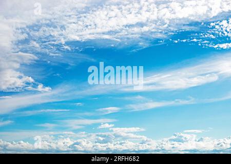 Wunderschöner blauer Himmel mit stürmischen und welligen weißen Wolken vor Regen. Wetterwechsel Stockfoto