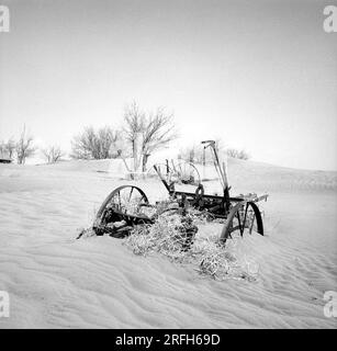 Vergrabene landwirtschaftliche Geräte nach dem Staubsturm, Cimarron County, Oklahoma, USA, Arthur Rothstein, USA Farm Security Administration, April 1936 Stockfoto