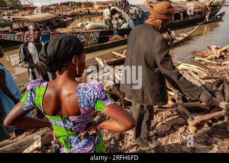 Mopti, ein Hafen am Fluss Niger, war einst so schön, dass es Venedig von Afrika genannt wurde Stockfoto