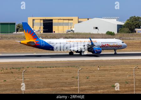 Jet2 Feiertage Airbus A321-211 (REG: G-HLYF) einer von rund 20 Flügen von Jet2 nach Malta jeden Donnerstag. Stockfoto