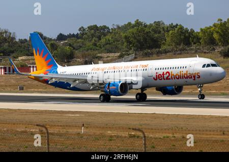 Jet2 Feiertage Airbus A321-211 (REG: G-HLYF) einer von rund 20 Flügen von Jet2 nach Malta jeden Donnerstag. Stockfoto