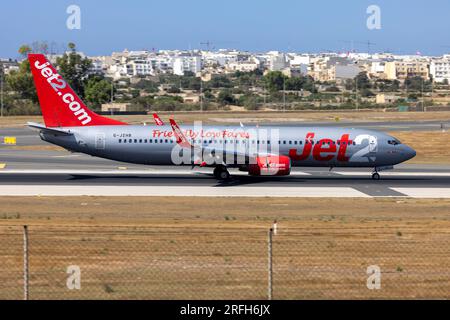 Luqa, Malta - 3. August 2023: Jet2 Boeing 737-8K5 (Reg.: G-JZHB) landete an einem heißen Morgen. Stockfoto