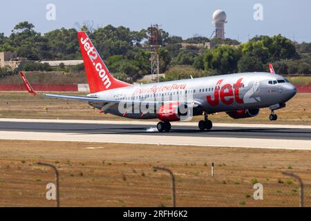 Luqa, Malta - 3. August 2023: Jet2 Boeing 737-8K5 (Reg.: G-JZHB) landete an einem heißen Morgen. Stockfoto