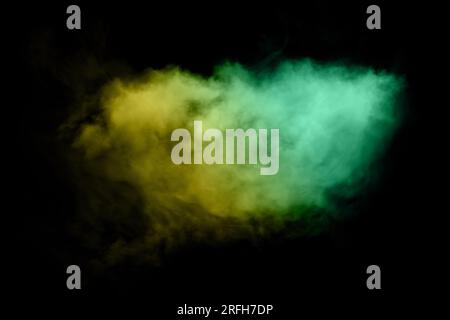 Abstrakter Hintergrund mit hellem Rauch, der durch mehrfarbiges Neonlicht beleuchtet wird. Ungewöhnlicher bunter Rauch. Magischer Dampf auf schwarzem Hintergrund. Rauchfantasie Stockfoto