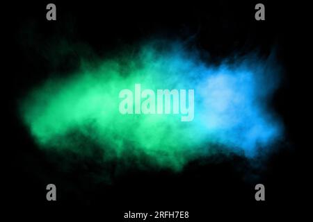 Abstrakter Hintergrund mit hellem Rauch, der durch mehrfarbiges Neonlicht beleuchtet wird. Ungewöhnlicher bunter Rauch. Magischer Dampf auf schwarzem Hintergrund. Rauchfantasie Stockfoto