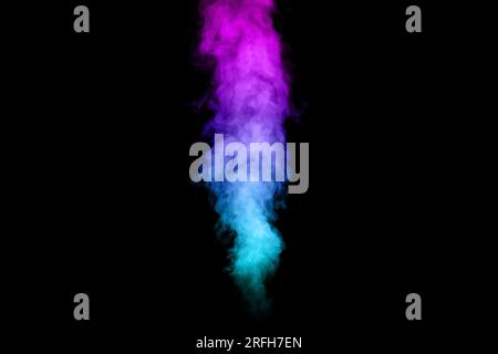 Abstrakter Hintergrund mit hellem Rauch, der durch mehrfarbiges Neonlicht beleuchtet wird. Ungewöhnlicher bunter Rauch. Magischer Dampf auf schwarzem Hintergrund. Rauchfantasie Stockfoto