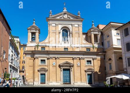 Rom, Latium, Italien, die Fassade der Kirche Santa Maria in Aquiro, auf italienisch, Chiesa di Santa Maria in Aquiro an der Piazza Capranica. Stockfoto