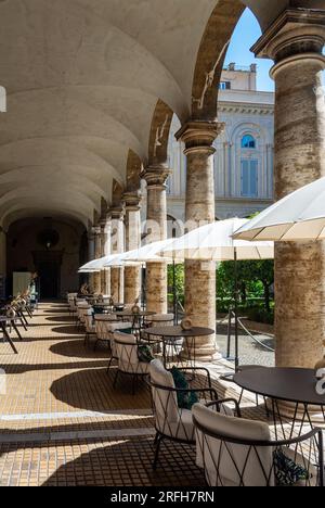 Rom, Latium, Italien, Eine Terrasse der Cafeteria mit Sonnenschirmen, Tischen und Stühlen in der Galleria Doria Pamphilj Stockfoto