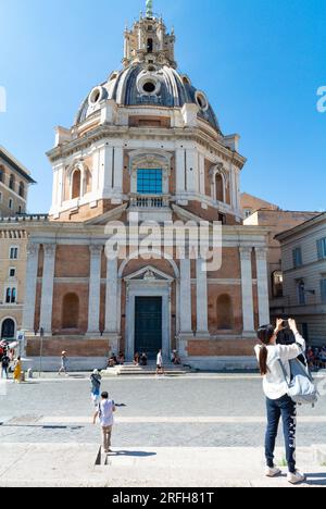 Rom, Latium, Italien, chinesische Touristen vor der Kirche Santa Maria di Loreto, ( auf Italienisch, Chiesa Santa Maria di Loreto) Stockfoto