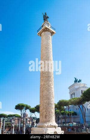 Rom, Latium, Italien, Colonna Traiana ist ein Denkmal, das in Rom errichtet wurde, um die Eroberung von Dacia (jetzt Rumänien) durch Kaiser Trajan zu feiern. Stockfoto