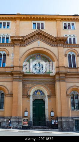 Rom, Latium, Italien, die Fassade der waldenischen Evangelischen Kirche in Trevi, (auf Italienisch, chiesa di Via IV novembre, Chiesa Valdese di Roma) Stockfoto