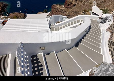 Schmale Steintreppen, ein traditionelles Stück Architektur auf der Insel Santorini. Stockfoto