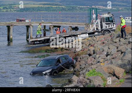 Das Auto tauchte aufgrund der Flut in Wasser Stockfoto