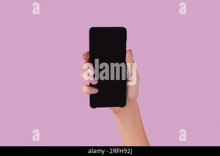 Womans Hand mit Lavendel Maniküre hält Smartphone mit leerem Bildschirm Stockfoto