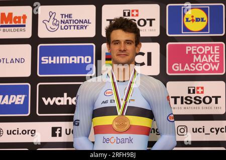 Glasgow, Großbritannien. 03. Aug. 2023. Belgischer Tuur Dens feiert nach dem Men Elite Scratch Race in Glasgow, Schottland, Teil der UCI World Championships Cycling, Donnerstag, den 03. August 2023, auf dem Podium. UCI organisiert die Welten mit allen Disziplinen des Radfahrens, des Straßenrades, Indoor-Radsports, Mountainbikes, BMX-Rennen, Straßen- und Hallenparkradfahren, in Glasgow vom 05. Bis 13. August. BELGA FOTO DAVID PINTENS Kredit: Belga News Agency/Alamy Live News Stockfoto