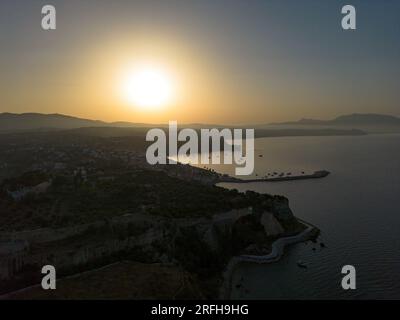 Luftblick über die Küstenstadt Koroni bei Sonnenuntergang. Koroni, Messenia, in Griechenland Stockfoto