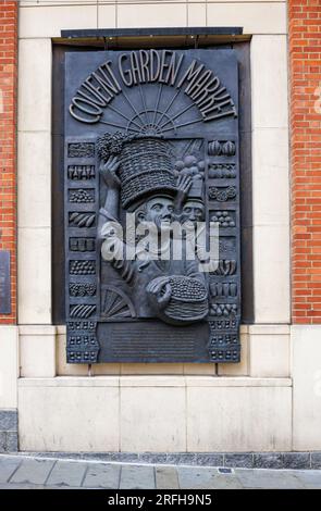 Eine große Wandtafel zur Geschichte des Covent Garden Market im Londoner West End WC2 Stockfoto