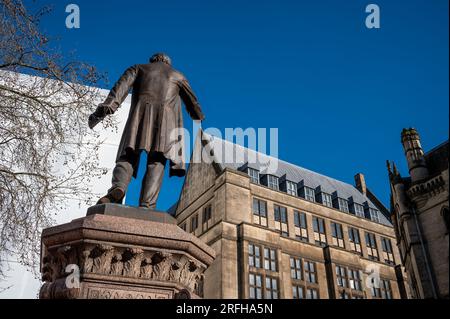 Gedenkstatue vor Manchester City Council UK Stockfoto