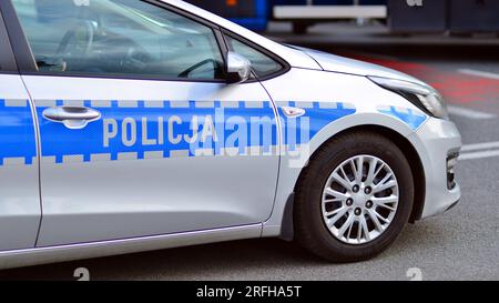 Warschau, Polen. 29. Juli 2023 Polizeischild auf Polizeiauto. Polnische Polizei. Stockfoto