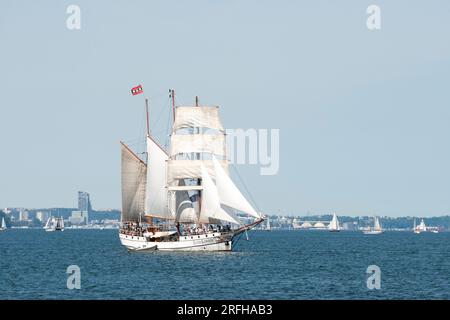 Das moderne dreimagige Barquentinsegelboot Loth Lorien in der Danziger Bucht mit dem Hafen von Gdynia im Hintergrund, Danzig, Polen Stockfoto