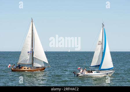 Segelboote und Blick auf das offene Meer in Danzig-Bucht, Ostsee, Danzig, Polen Stockfoto