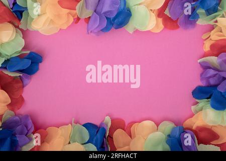 Ein Party-Kranz, künstliche Hawaii lei wie, Festival Hochzeit Hintergrund feiern flache Schicht Copy Space Stockfoto