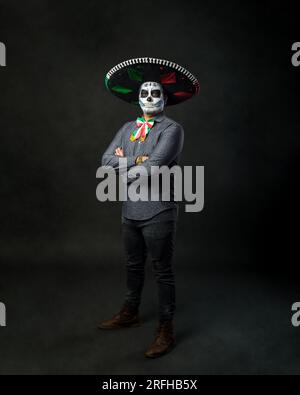 Porträt einer catrin mit einem Charro-Hut. Typisch mexikanischer Charakter. Der Tag der Toten und Halloween Versöhnung. Stockfoto