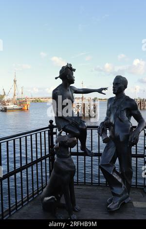 Leute wie wir, Bronze Sculpture am Mermaid Quay, Cardiff Bay, Wales Stockfoto