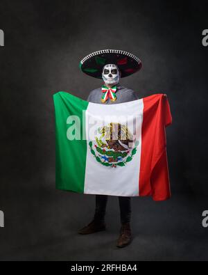 Porträt von catrin mit Charro-Hut und mexikanischer Flagge. Der Tag der Toten. Stockfoto