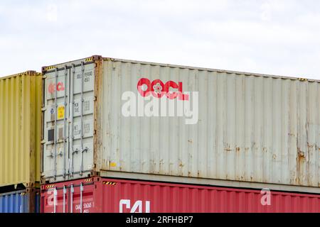 SENOV, TSCHECHISCHE REPUBLIK - 1. SEPTEMBER 2022: Container des Unternehmens OOCL (Orient Overseas Container Line Limited) mit Waren, die auf der Te transportbereit sind Stockfoto